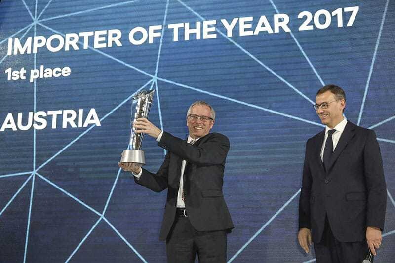 Max Egger, Geschäftsführer Škoda Österreich (l.), übernimmt die Auszeichnung zum „Importer of the Year 2017“ von Alain Favey, Vorstand Vertrieb und Marketing Škoda Auto.
