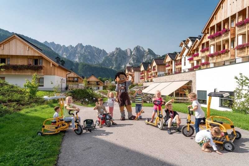 Hausmaskottchen „Godei“ mit Kindern: Die Eltern aalen sich unterdessen im Spa oder sind auf dem Mountainbike unterwegs.