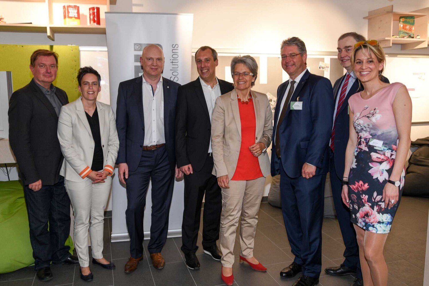 Herbert Janschka, Bürgermeister Wiener Neudorf, Sandra Luger, Moderatorin und Geschäftsführerin Gaisberg Consulting, Jörg Eberhardt, Leiter Bereich Gebäudetechnik, Rafael Daum, CEO Rehau Österreich, Petra Bohuslav, NÖ Landesrätin für Wirtschaft, Tourismus & Sport, Robert Weber, Bürgermeister von Guntramsdorf, Christian Moser, Vizepräsident Wirtschaftskammer NÖ, Manuela Vorwerk, HR-Managerin Rehau Österreich