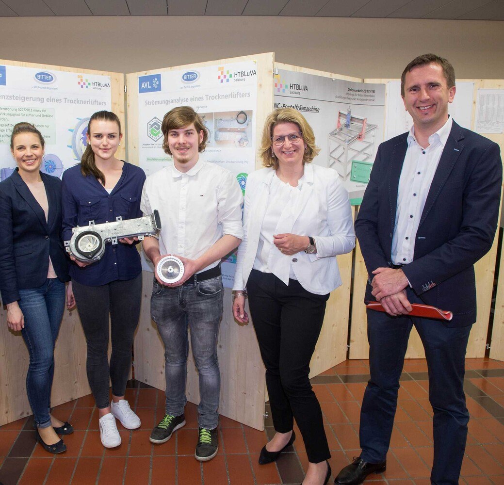 Corina Kunz und Alexander Zopf (zweite und dritter v. l.) präsentierten den Bosch-Vertretern ihr Projekt „Effizienzsteigerung eines Trocknerlüfters“, das sie zum Technik fürs Leben-Preis angemeldet haben.