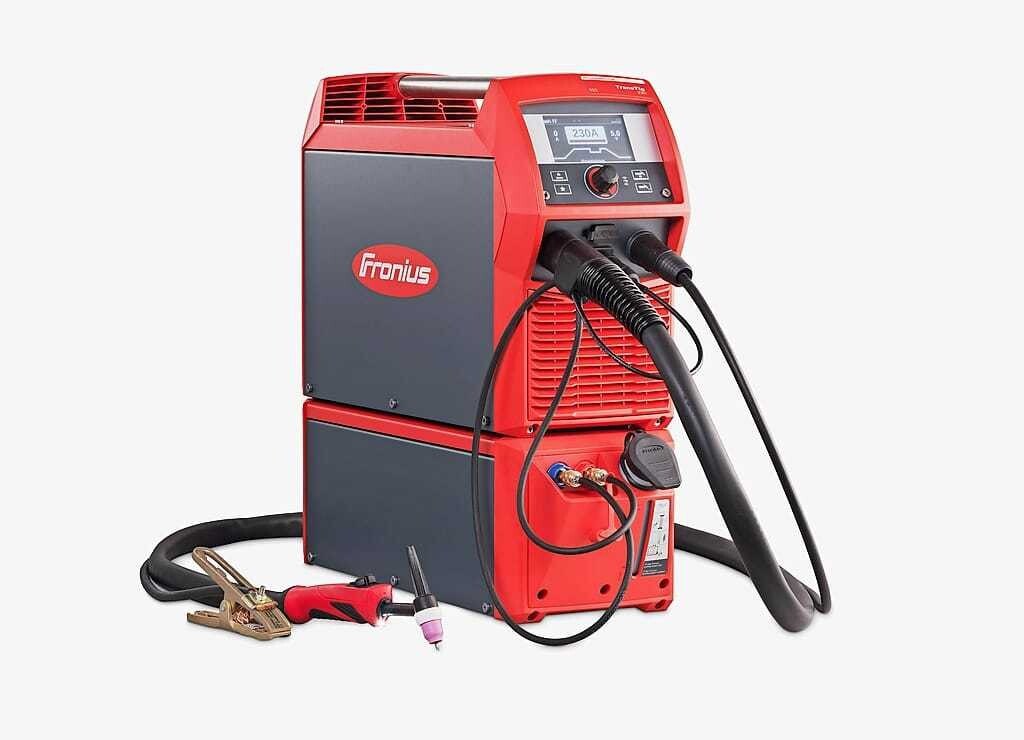 Die reine Gleichstromquelle TransTig 230i ist optional mit Wasserkühlung lieferbar und eignet sich für sämtliche Schweißanwendungen außer für Aluminium.