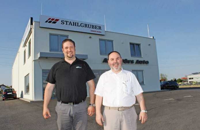 Verkaufshausleiter Markus Wokaun- Siller (r.) und Schulungsleiter Thomas Landgraf vor dem neuen Stahlgruber Verkaufshaus in Krems
