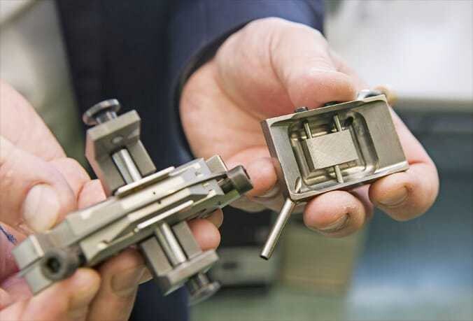 © KFZ Wirtschaft Im Labor werden auch Tests mit Zylinderwänden und Kolbenringen durchgeführt.