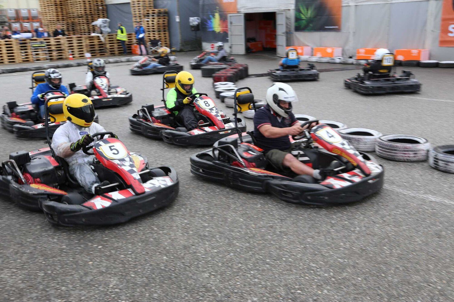 Das Finalrennen bei nassem Race-Track auf dem Synthesa-Firmengelände in Perg.
