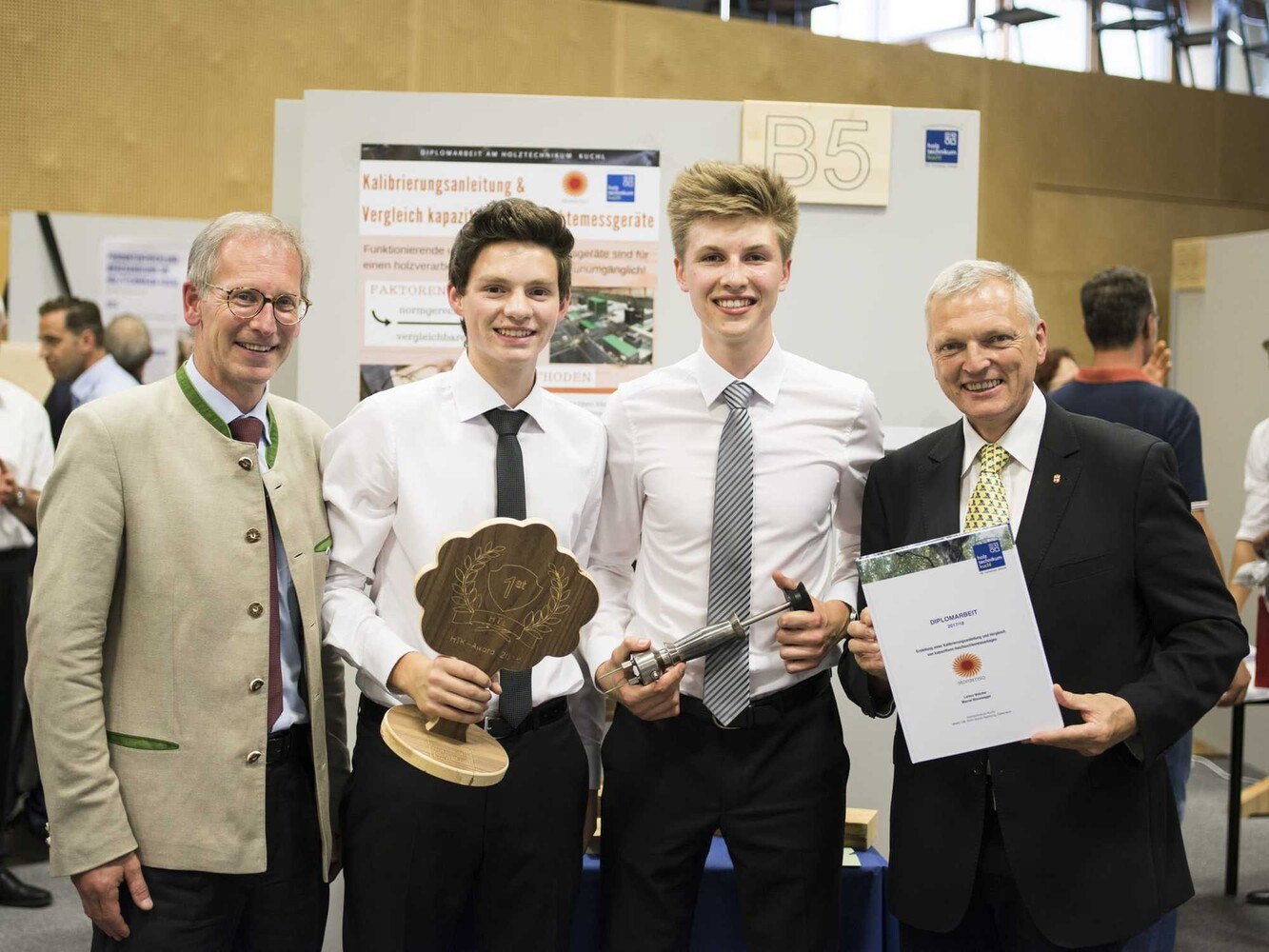 © Holztechnikum Kuchl Das HTL-Siegerprojekt von Marcel Waxenegger und Lorenz Walcher, es gratulierten Direktor Hans Blinzer und Landtagspräsident Josef Schöchl.
