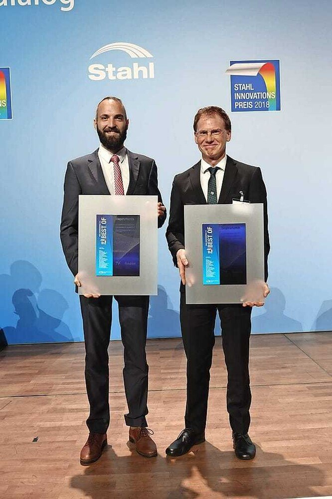 2. Platz beim Stahl-Innovationspreis in der Kategorie „Stahl in Forschung und Entwicklung“ für das Extreme Hochgeschwindigkeits-Laserauftragschweißen EHLA. Thomas Schopphoven (li.) vom Fraunhofer ILT, und Gerhard Backes (re.) vom Lehrstuhl Digital Additive Production DAP der RWTH Aachen.