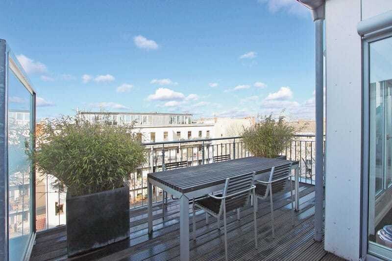 © Engel & Völkers Berlin-Mitte Luxus samt Aussicht über die deutsche Hauptstadt hat weiter seinen Preis: In einem modernisierten Gründerzeitbau in Berlin Mitte steht dieses 158 Quadratmeter Wohnfläche zählende Penthouse für 1,35 Millionen Euro zum Verkauf.