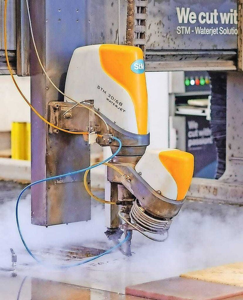 Maschine rennt: Der Wasserstrahl schneidet fast jedes Material — nun auch Rohre — genau und schnell.