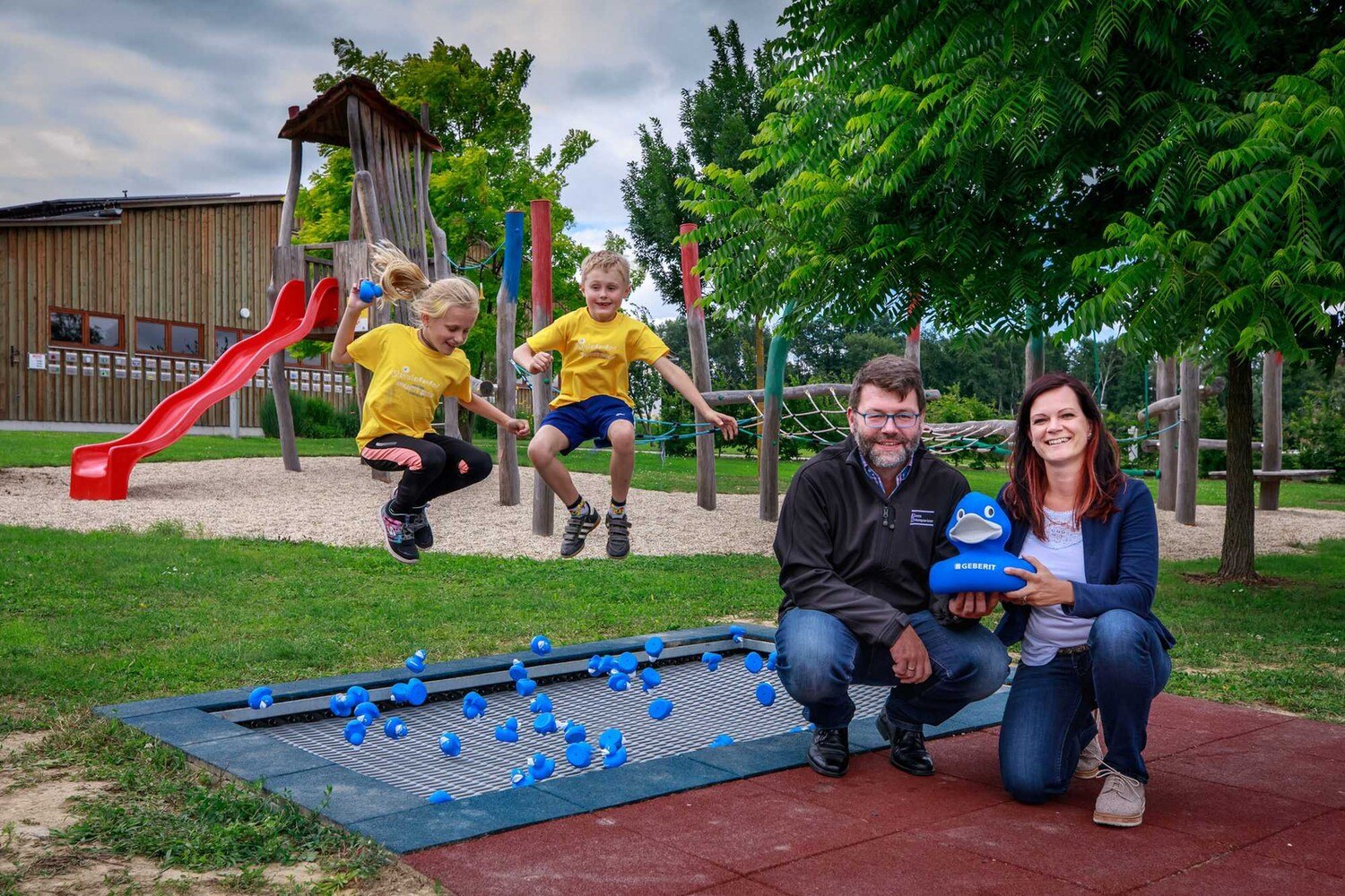 Andrea Öckmayer und Harald Hofko von Geberit übegaben das Bodentrampolin offiziell an den Sterntalerhof in Loipersdorf-Kitzladen.