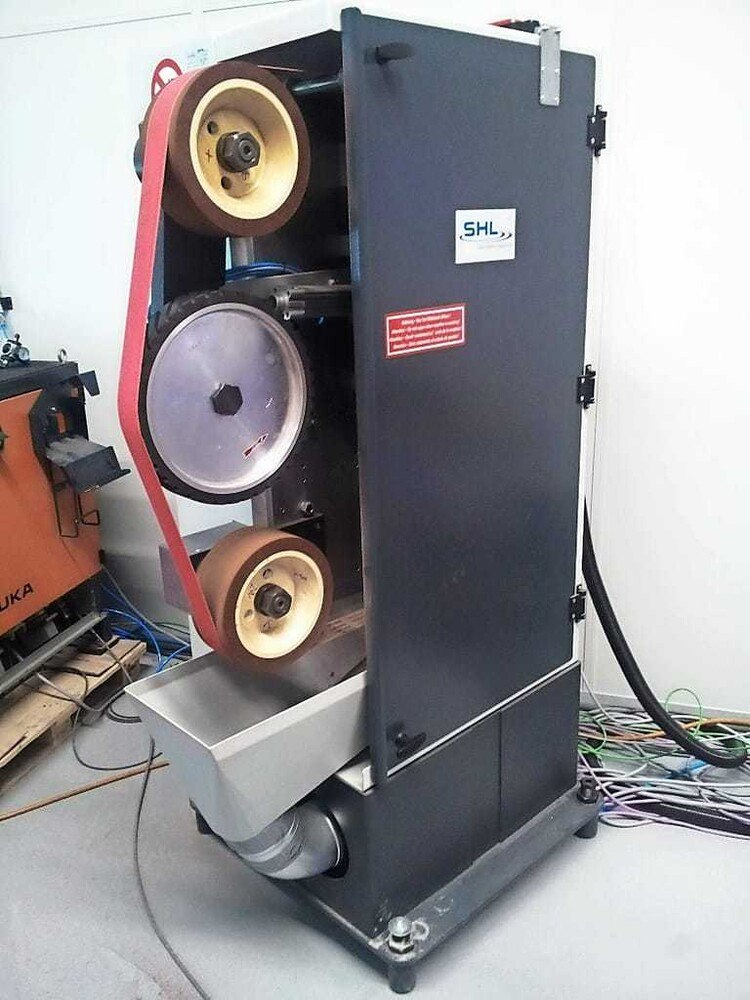 Die Bearbeitung erfolgt an der Freiband-Kontaktrollenschleifmaschine 250/450 von SHL.
