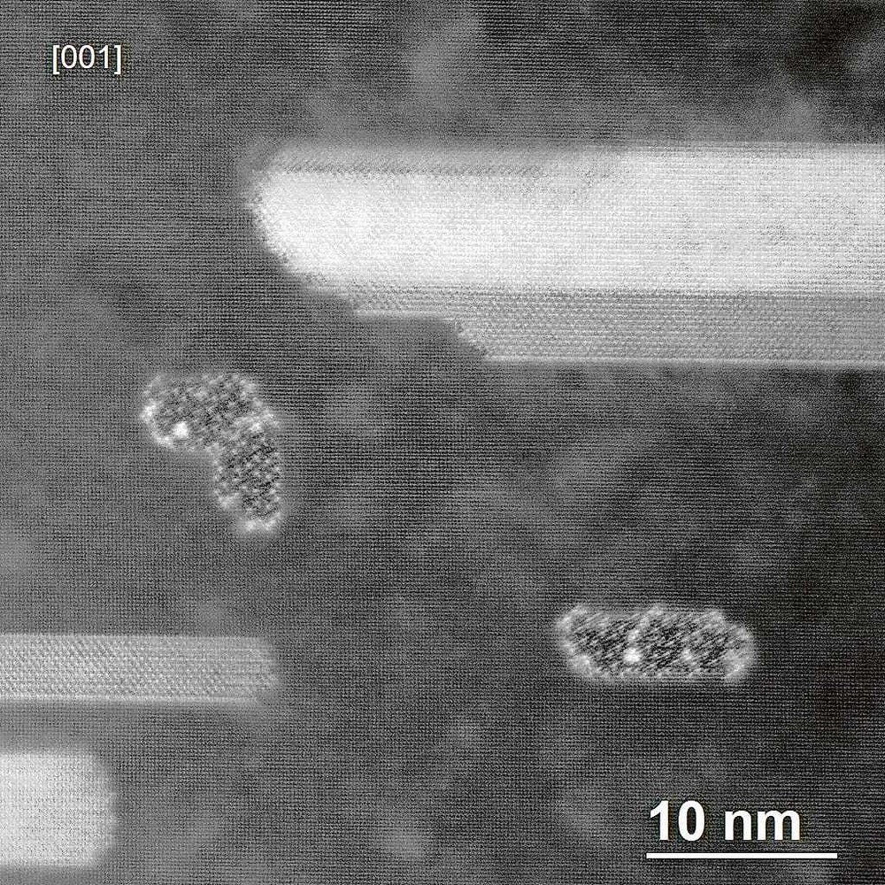 Ausscheidungen in Aluminiumlegierung (hochaufgelöstes STEM).