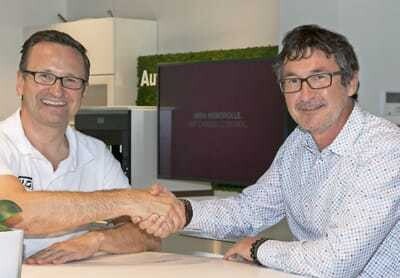 © KFZ Wirtschaft Markus Figl senior und Günther Katzengruber haben ihre Schmierstoffpartnerschaft per Handschlag besiegelt. (v.l.)
