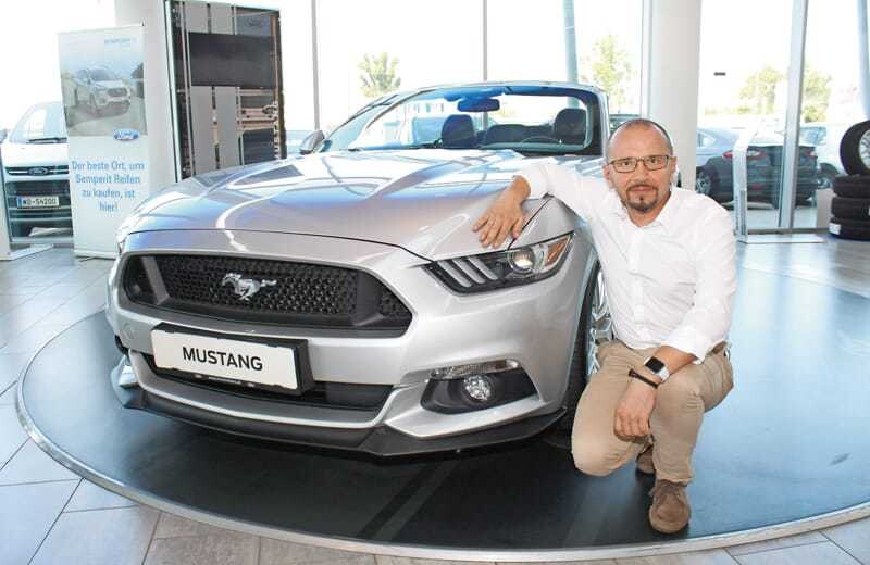 Dario Hajdarevic, MVC Motors-Standortleiter in Wien 21 mit der Ford Ikone, dem Mustang.