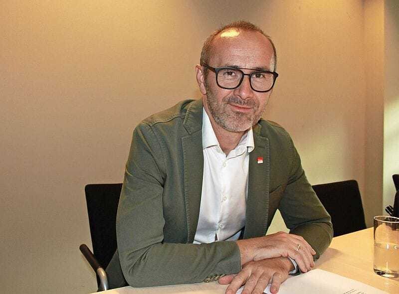 © mh
Bundesgremialobmann Prirschl im Gespräch, das sich um Kaffee, Hanf, Lotto und Tabaksteuer dreht. Bundesgremialobmann Prirschl im Gespräch, das sich um Kaffee, Hanf, Lotto und Tabaksteuer dreht.