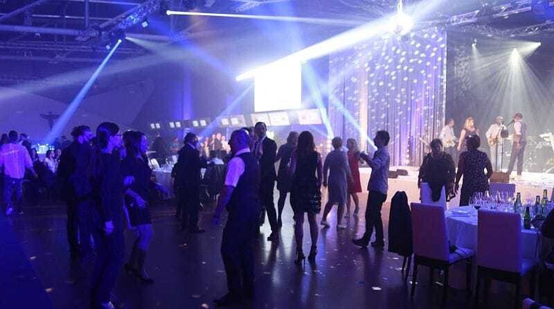 Gestärkt vom Buffet tanzten viele Gäste bis Disco-Rythmen bis in den Morgen. Die letzten Besucher verließen den Terminal um 3 Uhr Früh ...