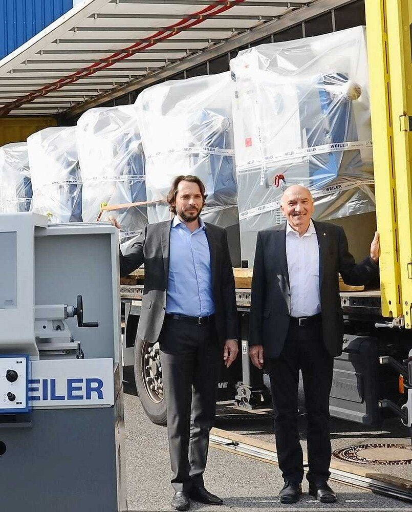 Weiler-Geschäftsführer Alexander Eisler (l.) und Franz Rechberger, Bereichsleiter der Konstruktion und Entwicklung, vor einem der Lieferwagen, mit denen die 14 Präzisions-Drehmaschinen nach Klagenfurt transportiert wurden.