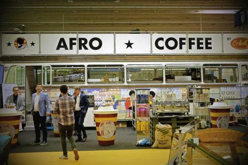 © Thomas Vierich Der Afro-Coffee-Bus als Hingucker.