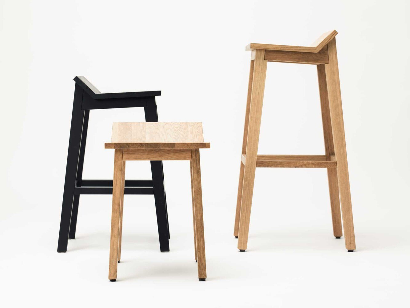 Stuhl, Hocker und Loungechair mit den Namen Hockn, Hocka und Clubhocka versprechen ein optimales Sitzen bei Tisch und an der Bar. Umgesetzt von der Tischlerei Pühringer