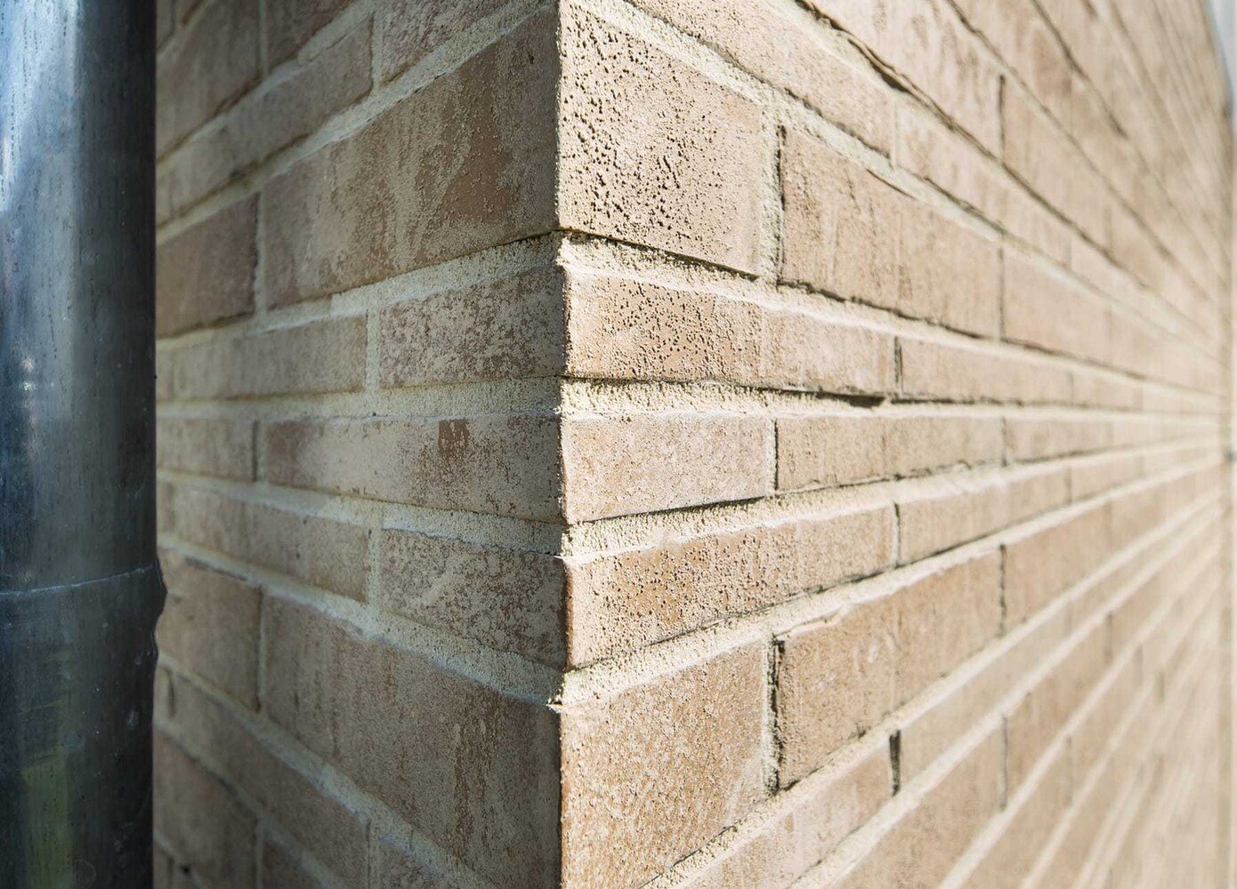 Wer bei 1.000 °C durchs Feuer gegangen ist, den lassen Frost und Hagel kalt. StoBrick-Klinker auf einem WDVS sorgen für wohlig warme Räume hinter einer strapazierfähigen Fassade.