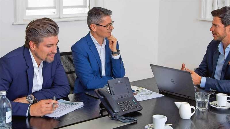 Was Weltmarktführer in puncto Digitalisierung anders machenals klassische mittelständische Unternehmen, haben wir gemeinsam mit Thomas Haller (Mitte)und OthmarSchwarz (links) von Simon-Kucher& Partners ausgelotet.