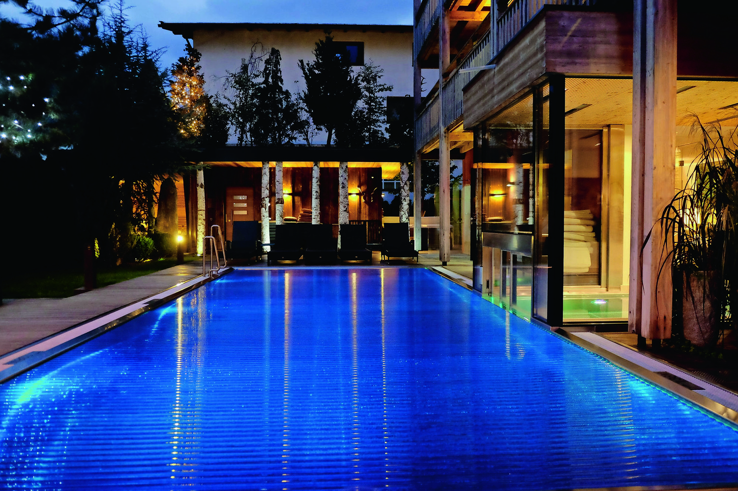 © Vierich Der Pool und der wunderschöne Garten im DasPosthotel: Der ideale Ort, um sich zurückzuziehen. Auch am Abend.