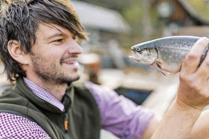 © Michi’s Frische Fische Michi Wesonig liebt Fische. Und lässt sie langsam wachsen. Seit Neuestem auch im Meerwasser. Made in Styria.