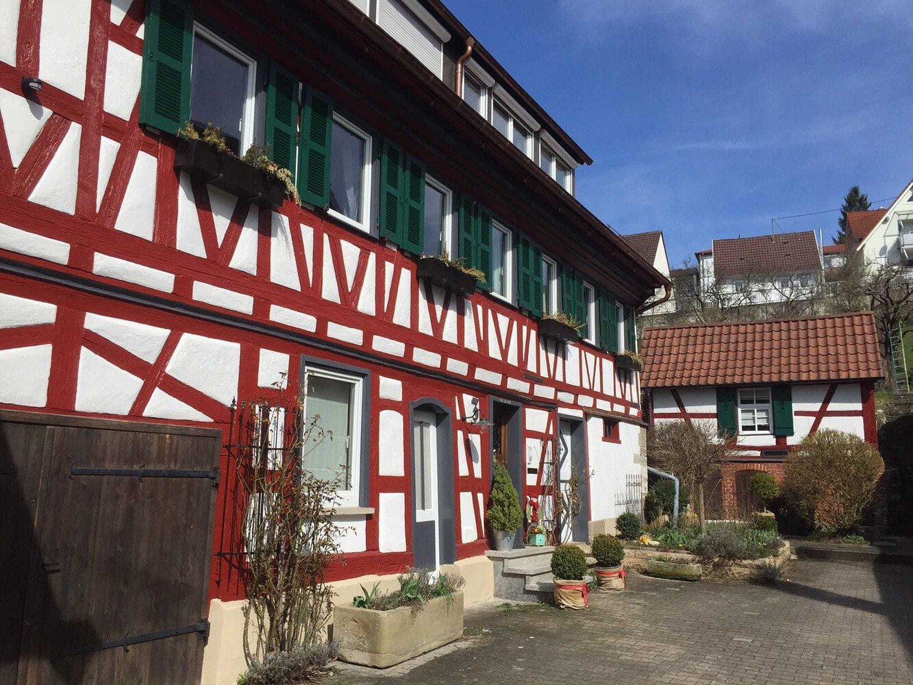 Neu: Die Holzbalken, Fensterläden und Fensterfaschen wurden erst mit Pullex Renoviergrund und anschließend mit Pullex Color von Adler beschichtet.