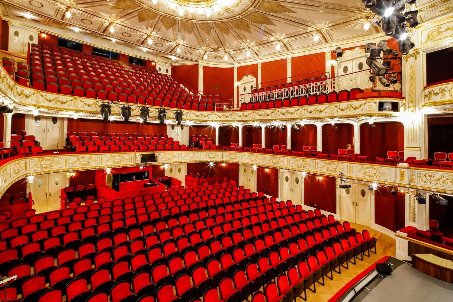 Im Theatersaal kann es ganz schön warm werden, sowohl im Sommer als auch im Winter. Das soll sich ändern.