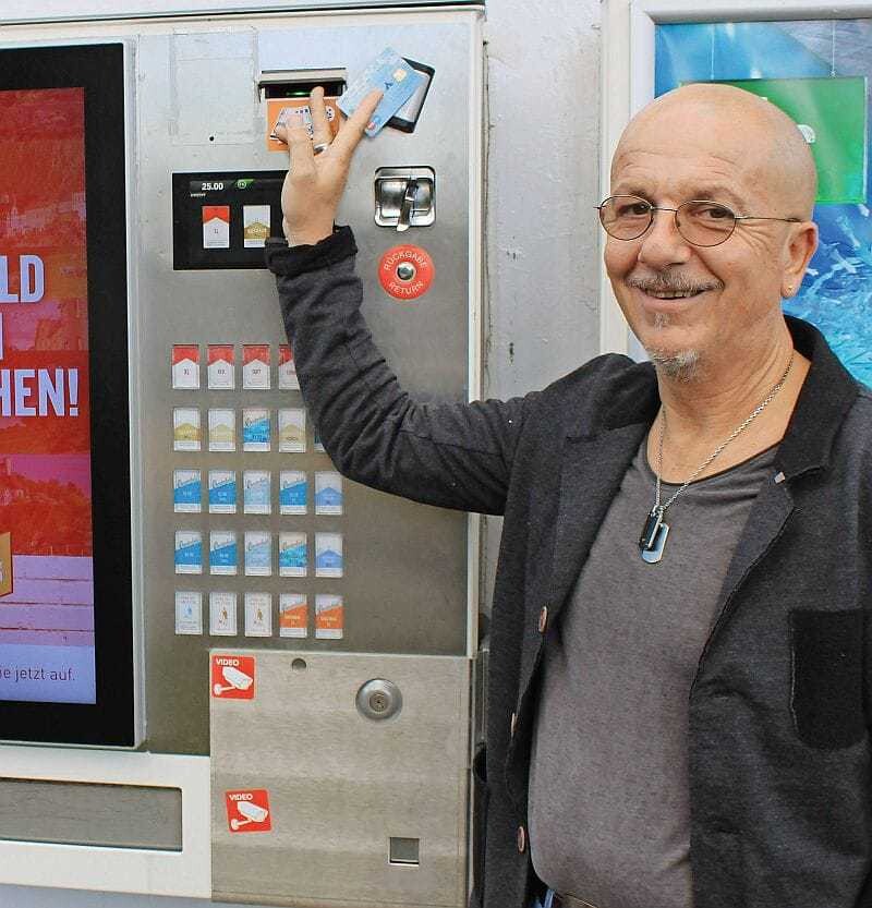 Nach einer ersten Phase, in der verunsicherte Kunden die Automatenumsätze leiden ließen, ist Andreas Schiefer nun ein bekennender NFC-Fan: „Die Leute haben schnell entdeckt, wie bequem sich ganz ohne Ärger mit Münzgeld die Zigaretten kaufen lassen. Und meine Automatenumsätze haben sich um  20  Prozent verbessert.“