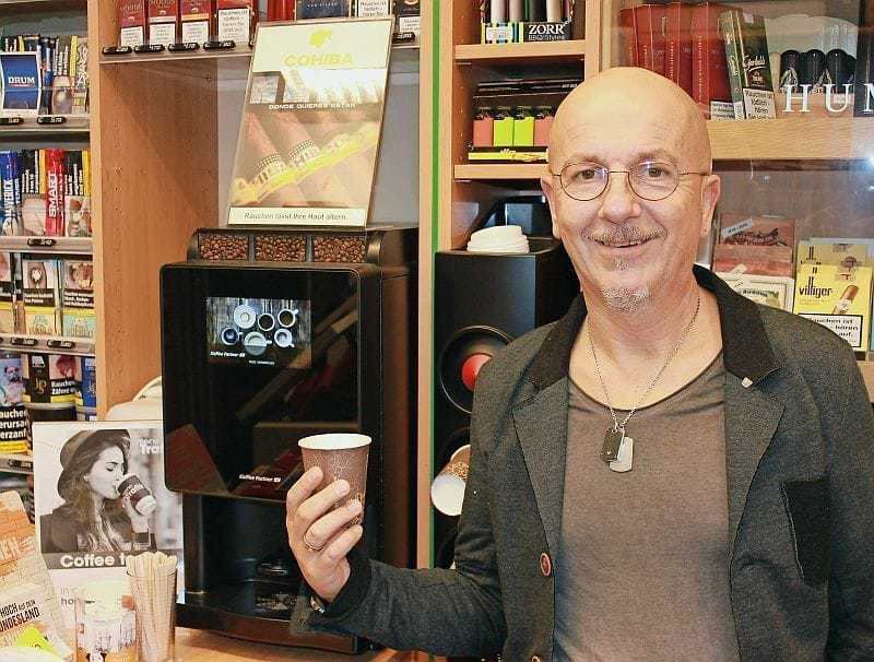 Wien-Obmann Andreas Schiefer probiert es mit dem Kaffee nun im eigenen Geschäft aus. Die Preise stehen am Pult, der Becher wird dem Kunden vom Personal überreicht.
