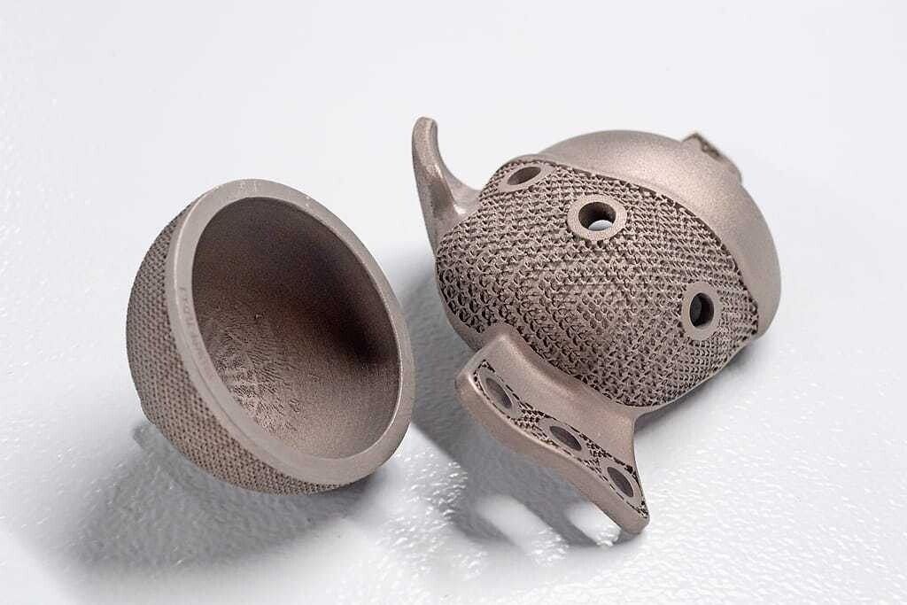 © Trumpf Die Substratplatte des 3D-Druclers TruPrint 5000 lässt sich auf 500 Grad vorheizen. Das ermöglicht es, Titanlegierungen ohne Risse und Verzüge zu drucken. Davon profitiert unter anderem die Medizintechnik.