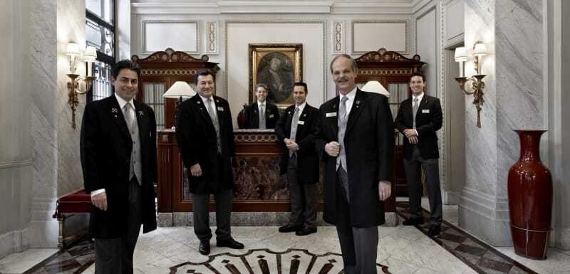 Chef-Concierge Wolfgang Buchmann (rechts vorne) und sein Team im Hotel Sacher Wien.