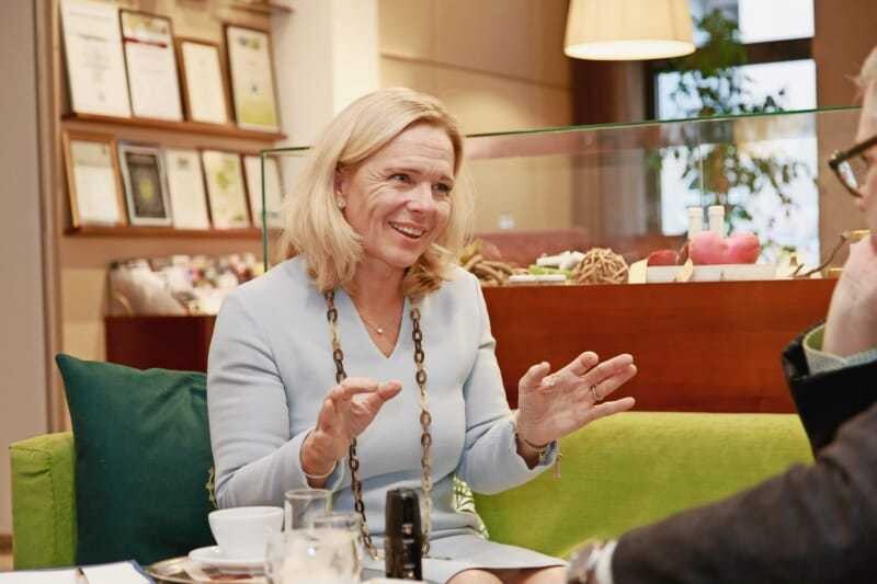 © Lukas Unger/ÖGZ Michaela Reitterer in der Lobby ihres Boutiquehotels Stadthalle im ausführlichen ÖGZ-Gespräch.