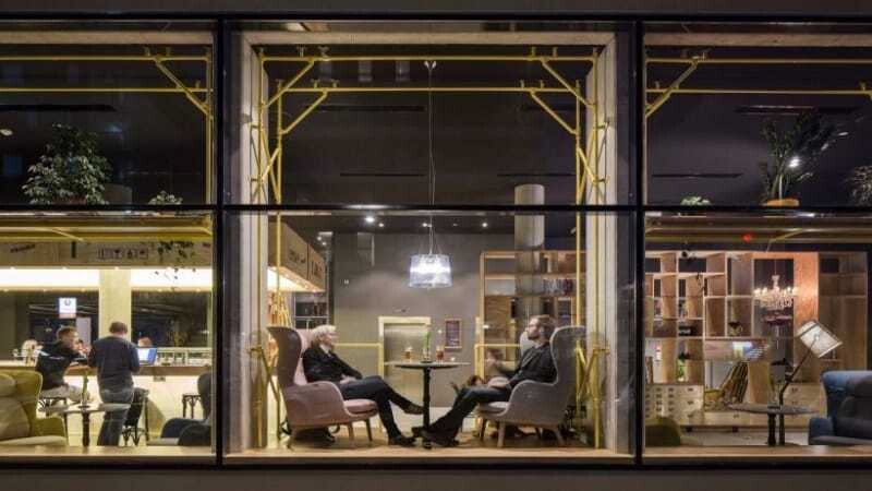 Lobby mit High-Speed-Internet, Steckdosen und bequemen Sitz- und Arbeitsplätzen: Co-Working-Space im Wiener Hotel Schani.