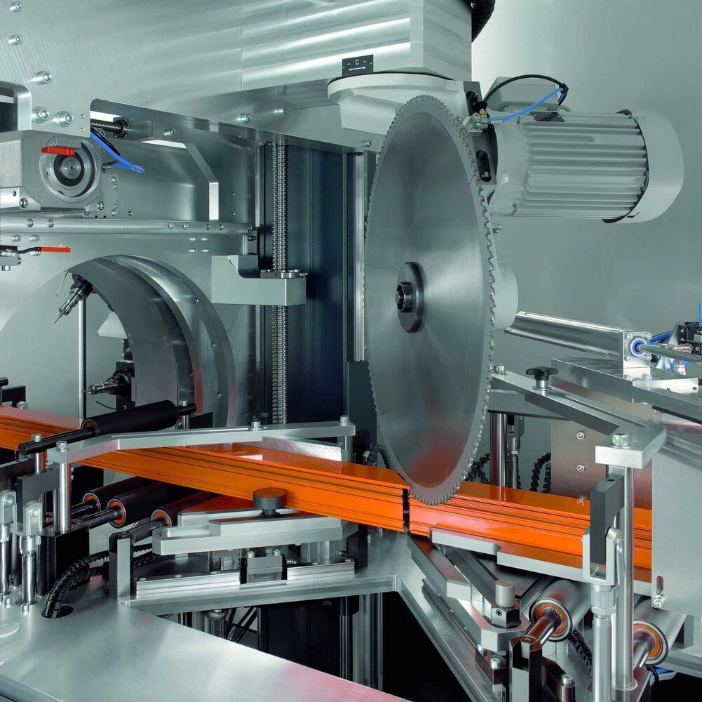 Mit dem 2-Achs-Sägeaggregat des SBZ 628 S können Profilquerschnitte von 200 mal 160 Millimeter oder 160 mal 200 Millimeter getrennt werden.