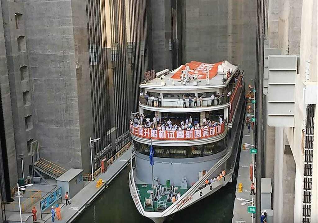 Das Schiff im Inneren des Hebewerks überwindet 113 Meter Höhe in einer Stunde. Der Antrieb des Schiffstroges erfolgt über vier Zahnräder, die an einer 113 Meter hohen Zahnstange laufen.