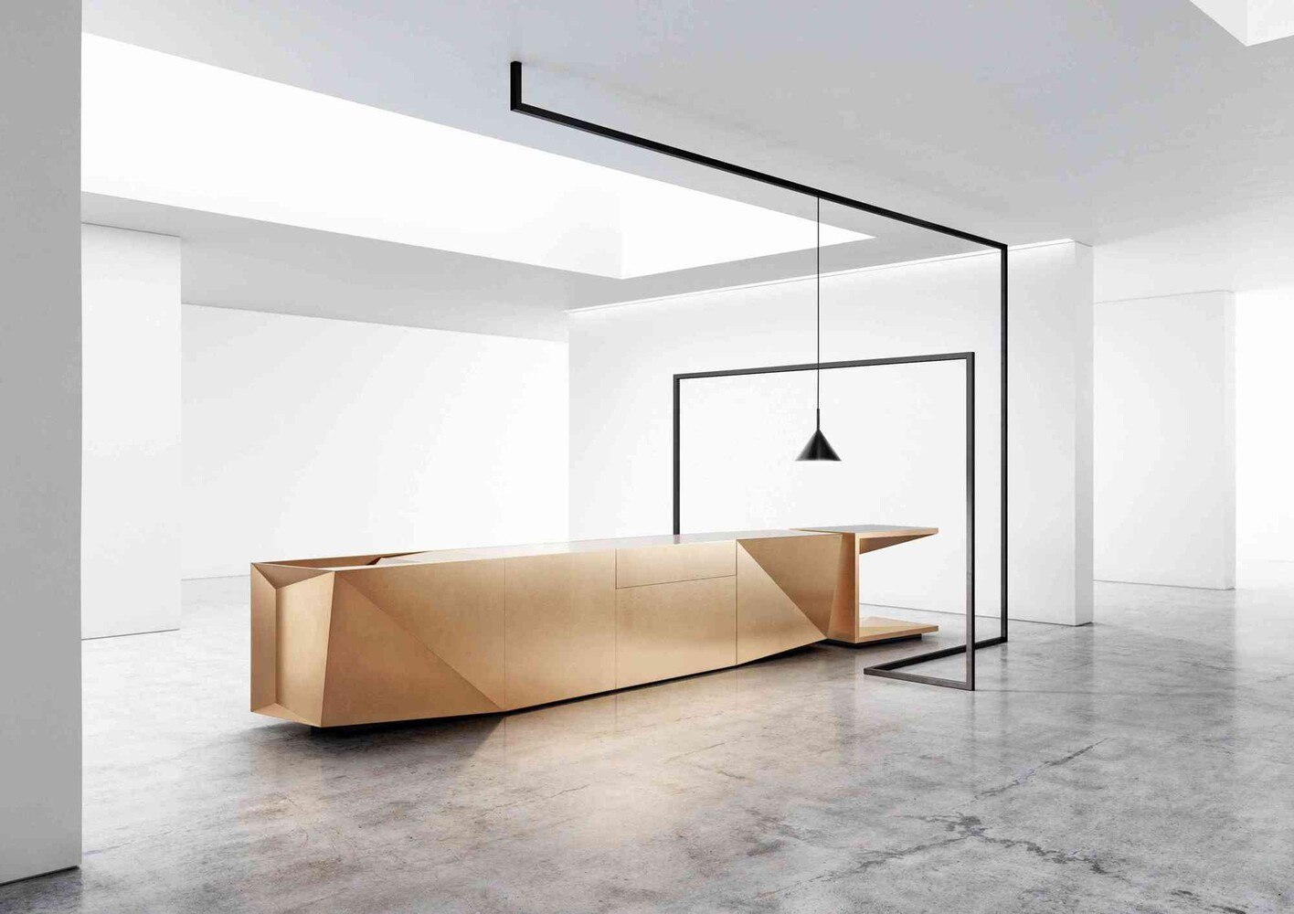 Puristische Eleganz und goldene Metalloptik prägen den Auftritt des neuen Küchenmodells.