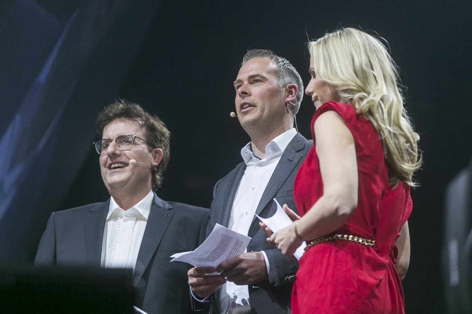 Viega-Österreich Geschäftsführer Christian Rüsche (Bildmitte) begrüßte sozusagen als Hausherr und der Kabarettist Christoph Brüske sowie Moderation Christiane Stein stellten im launigen Dialog gemeinsam mit Viega-Trainingsleiter Dieter Hellekes (nicht im Bild) die Viega-Innovationen vor.