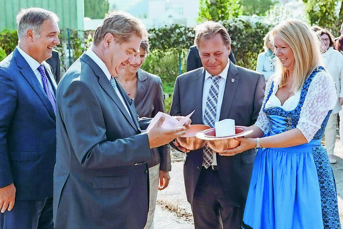Zeitkapsel: Die Pläne und Dokumente werden in den Gemäuern der Meisterschmiede für die Zukunft konserviert.