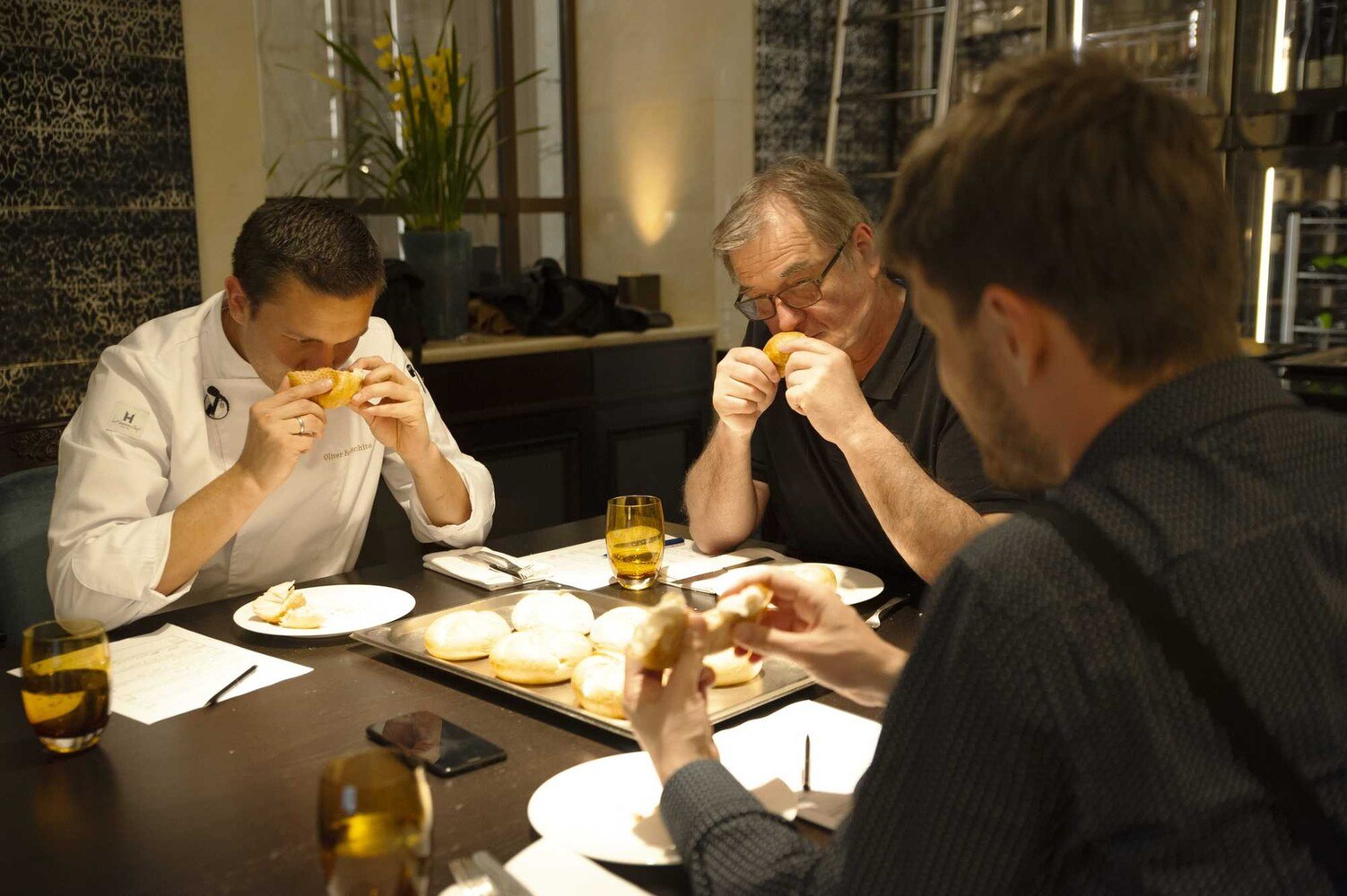 © Schmid Oliver Ivanschits vom Park Hyatt (links) verkostete mit Wolfgang Schmid (M.) und Daniel Nutz von der ÖGZ.