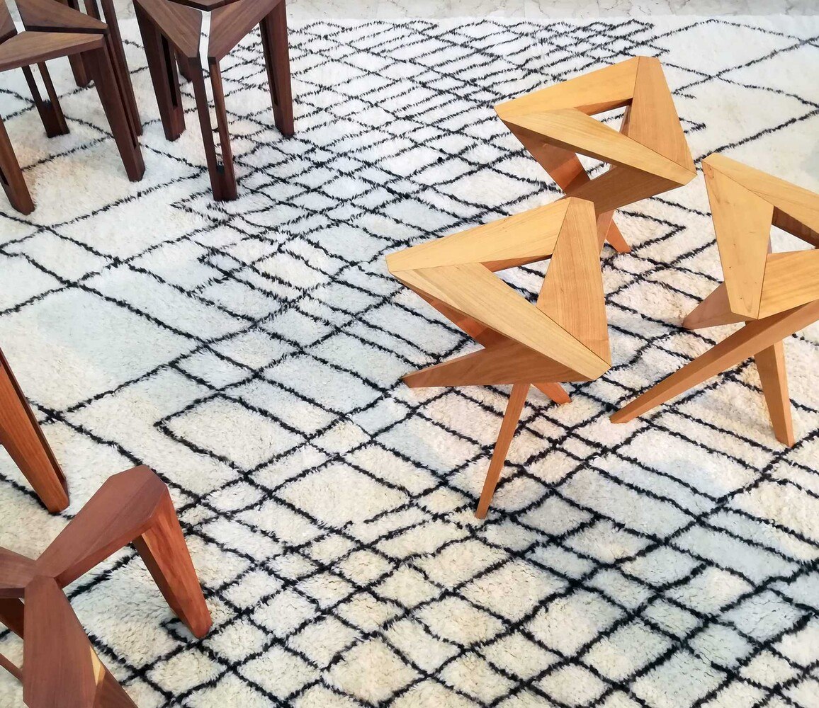 © Judith Augustinovic In der Ausstellung der Galerie Gebhart Blazek treffen mit den Möbeln von amm – architektinnen machen möbel und den Teppichen von Gebhart Blazek unterschiedliche Kulturen aufeinander.