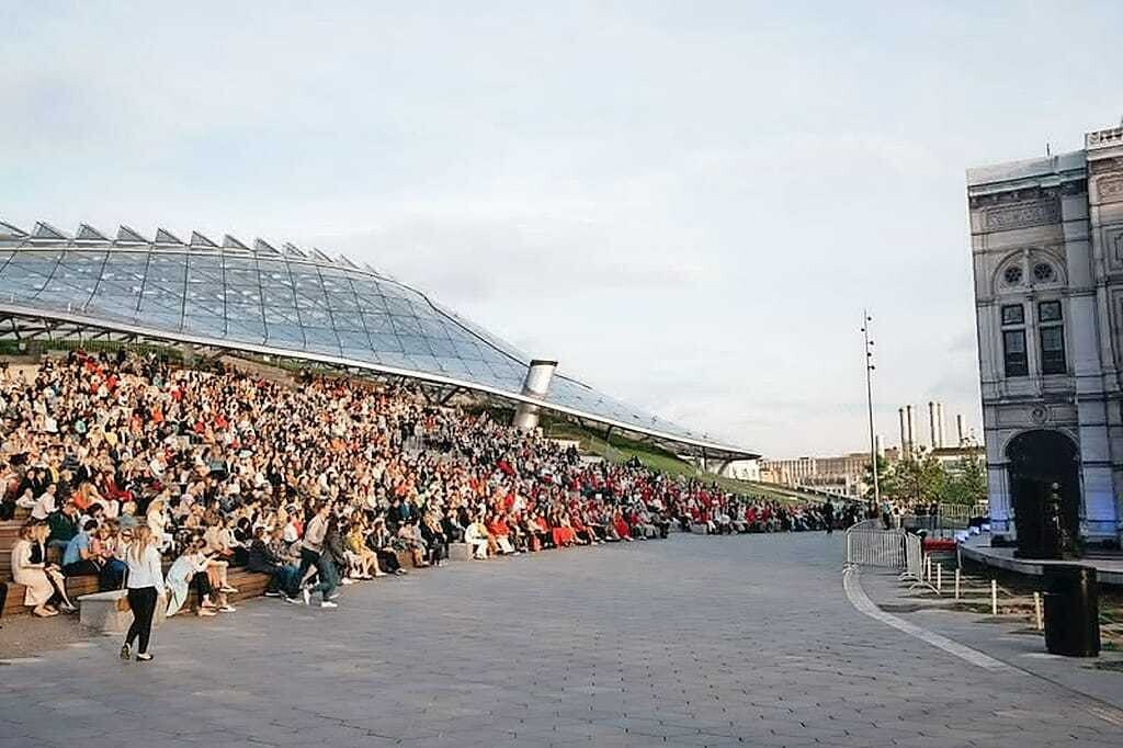 © WienTourismus/ Arsen Galstyan Musikfans beim Public Viewings des WienTourismus im Zaryadye-Parks in Moskau
