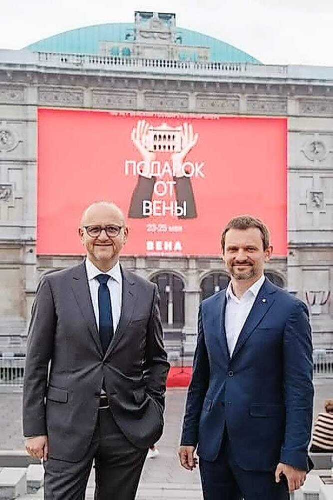 Tourismusdirektor Norbert Kettner (links) mit Pavel Trekhleb, Direktor des Zaryadye-Parks, bei der Eröffnung des Public Viewings aus der Wiener Staatsoper