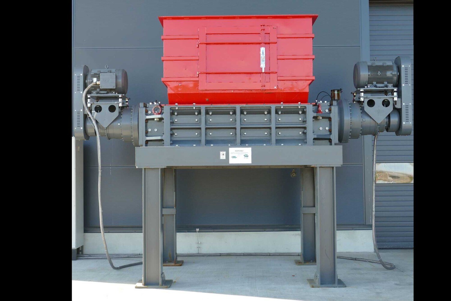 Mit dem Grobzerkleinerer RM1350/2 bietet  ERDWICH die ideale Maschine für die Zerkleinerung von  Stanzabfällen, Angusssystemen oder Fehlgüssen, die tagtäglich in Aluminiumgießereien anfallen, an.