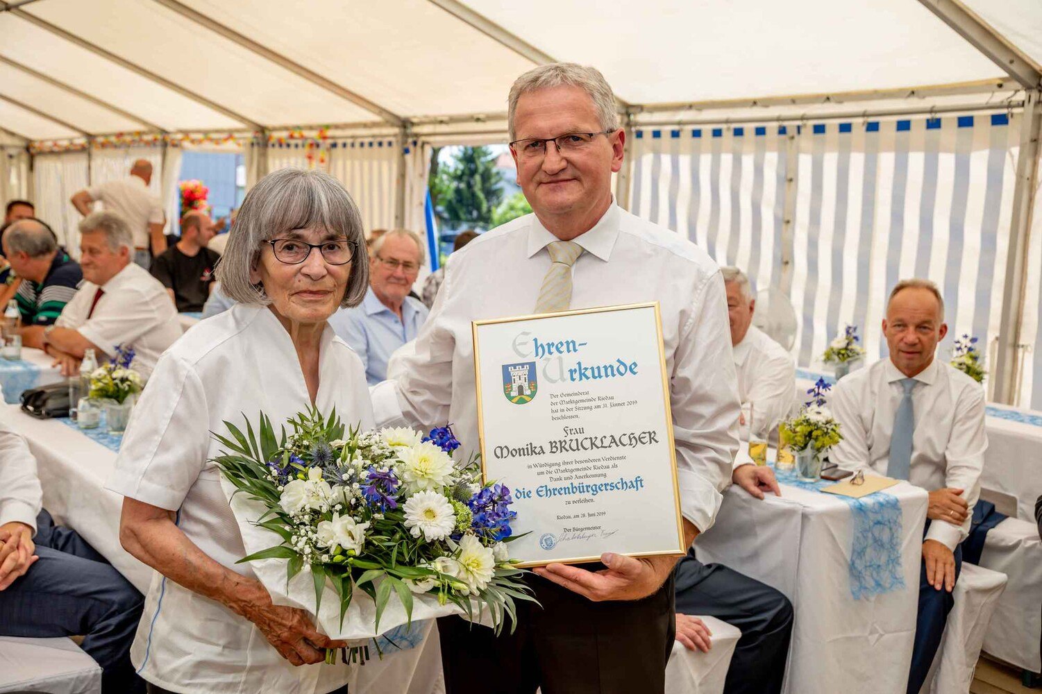 Leitz-Gesellschafterin Frau Monika Brucklacher erhielt die Ehrenbürgerschaft der Gemeinde Riedau.