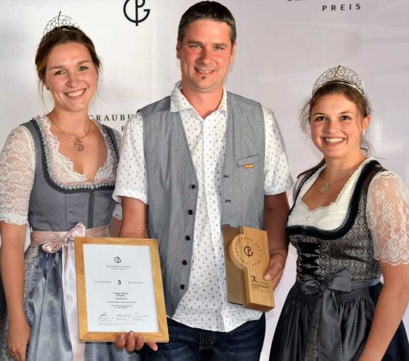 © P. Littner Badische Weinköniginnen ehrten den heimischen Grauburgunder-King Eduard Tropper.