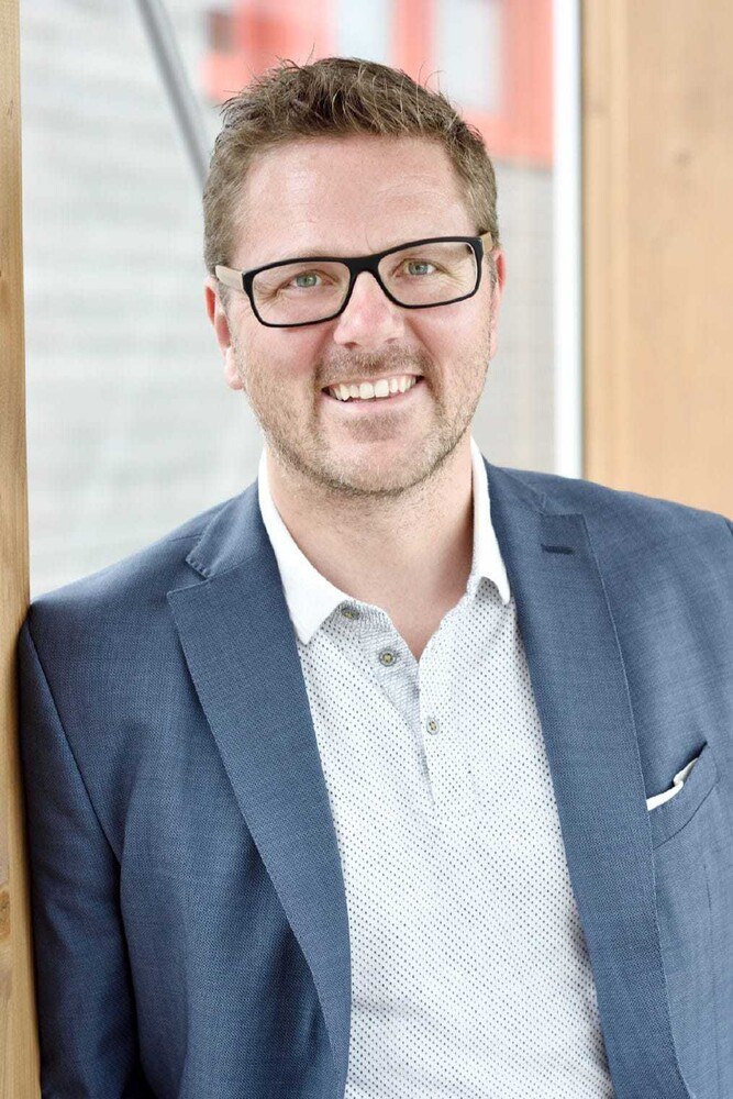 Daniel Pesserer, Adler-Verkaufsleiter für den Industriebereich, sieht im Digitaldruck auch viele Einsatzmöglichkeiten für Möbel-, Fenster- und Fußbodenhersteller.