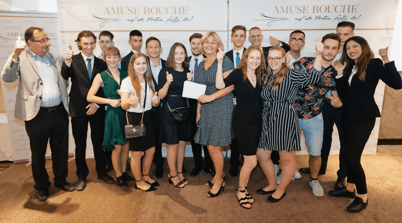Strahlten um die Wette: Amuse-Bouche-Macherin Piroska Payer (Mitte) und „ihre“ Top-Lehrlingsteams. Die Siegerehrung findet am 27. November im Arcotel Wimberger in Wien statt. 600 Gäste werden erwartet.
