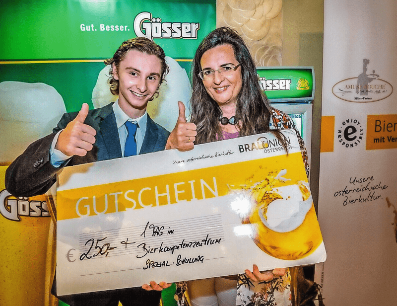 Tagessieger an der Wettkampfstation „Bier”:  Leonhard Hirsch vom InterContinental Wien. Überreicht wurde der Preis von Gabriela Maria Straka (Brau Union Österreich).