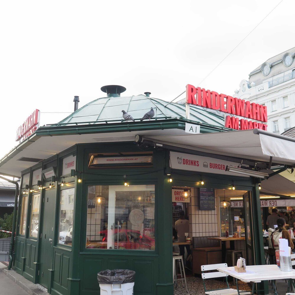 © Nutz Stopp in einem Burgerlokal. Dann geht es weiter ins verbaute Wohngebiet.